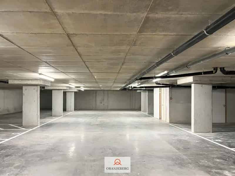 Autostaanplaats in afgesloten parkeergarage in Lovendegem