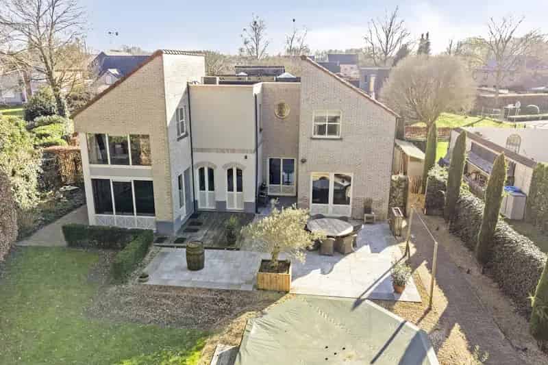 Vrijstaande woning te huur Olen met zwembad en bijgebouw