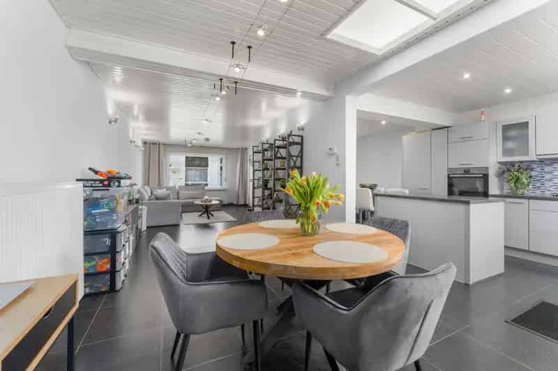 Centraal gelegen gerenoveerde rijwoning met 3 slpk en tuin