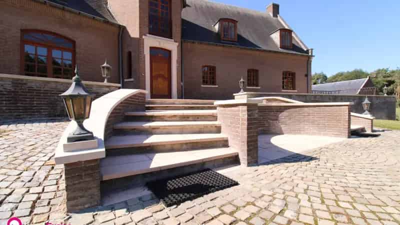 Unieke villa met bijgebouw, op ruim perceel van ca. 8.5 HA!