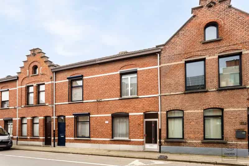 Te renoveren woning met 2 à 3 slpk's, een bew. opp. van 105 m² op een zeer centrale ligging te Lier!