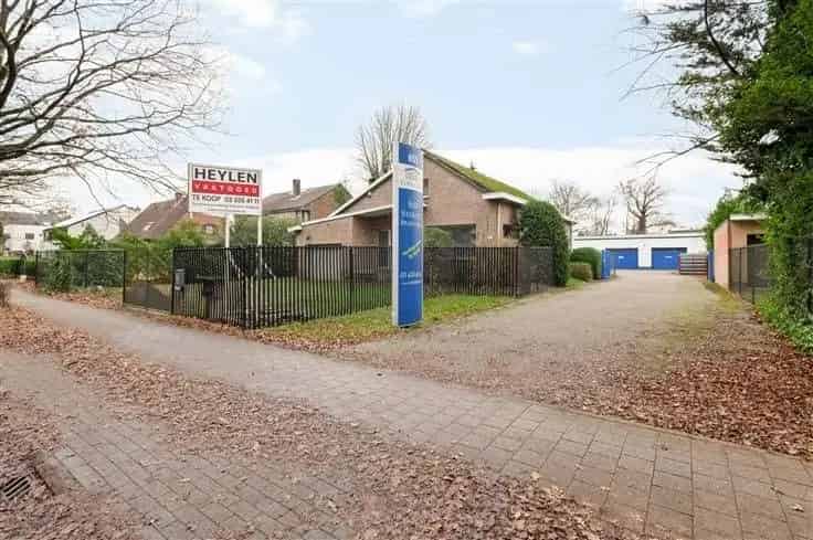 Huis Te Koop Brasschaat Te renoveren woning met magazijn