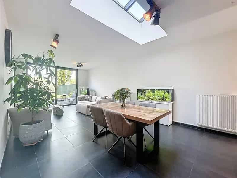 Instapklare moderne woning met gezellige tuin op toplocatie!