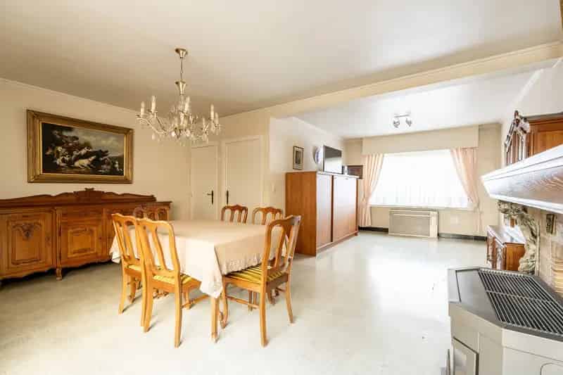 Gelegen te Ingelmunster vinden we deze ruime, kloeke woning terug.
De woning zelf werd doorheen de jaren steeds goed onderhouden, door de ruimte en omvang zijn de mogelijkheden eindeloos!

De indeling is als volgt:
-> Gelijkvloers:
+ Inkomhal
+ Ruime woon