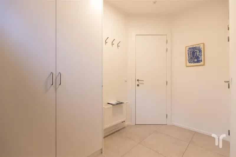 Eigentijdse zeer centraal gelegen woning met 3 slaapkamers en inpandige garage.