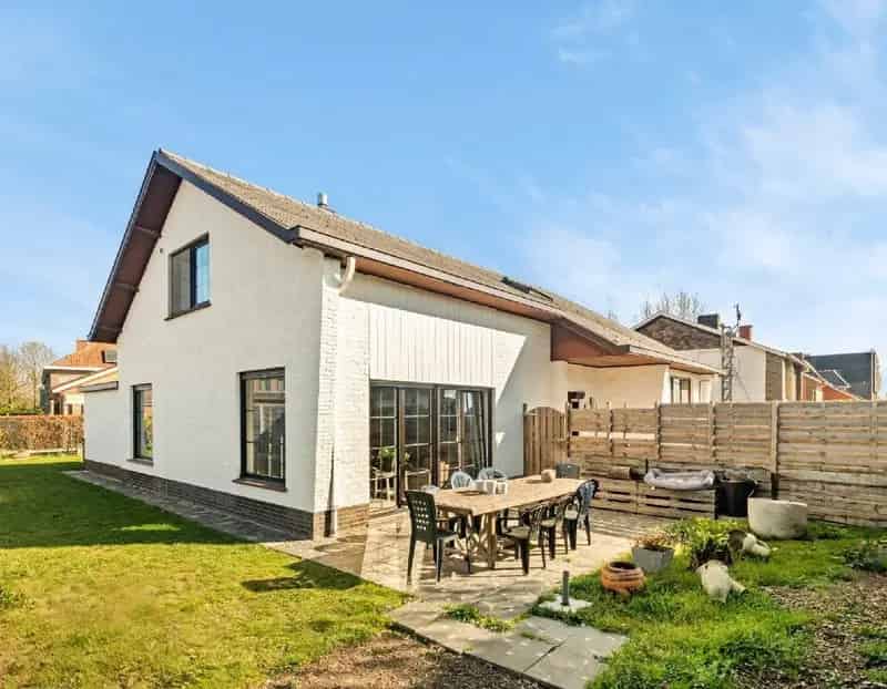ALLEENSTAANDE WONING MET 5 SLPKS, 2 BADKAMERS, TUIN EN GARAGE