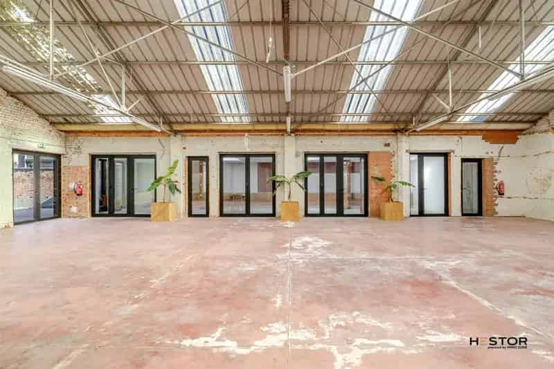 Stijlvol kantoor met veelzijdig magazijn in Sint-Niklaas