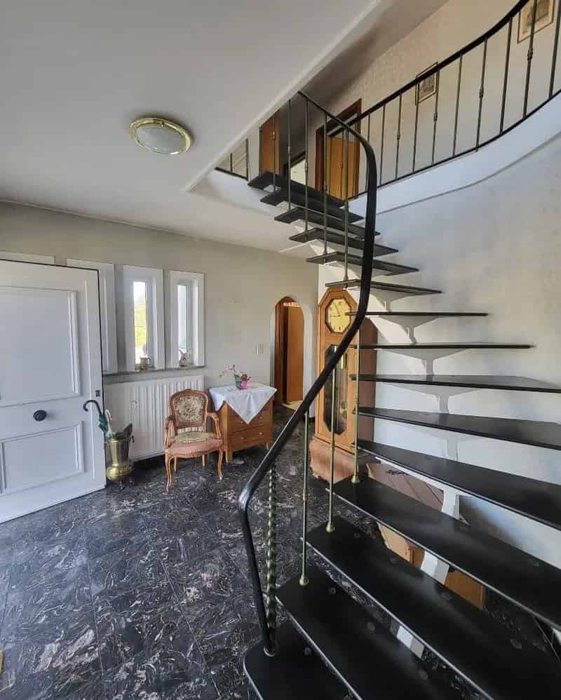 Statig gluurt deze villa naar haar omgeving...