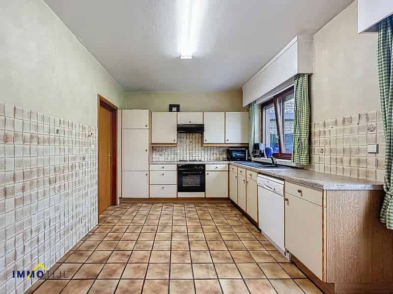 Ruime, authentieke villa met 4 kamers en tuin te Meerbeke!