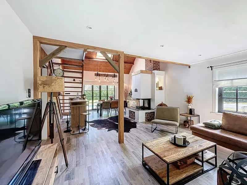 Volledig gerenoveerde villa in de Europese wijk.