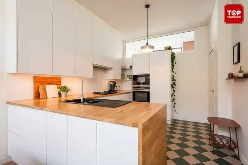 Instapklare en lichtrijke woning met zonnige tuin nabij het centrum van Gent.