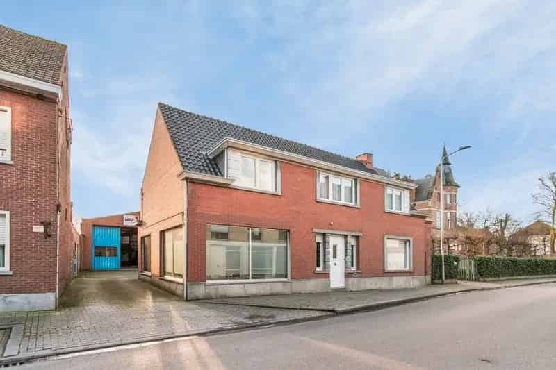 Alleenstaande woning met magazijn/loods TE KOOP in hartje Dentergem!