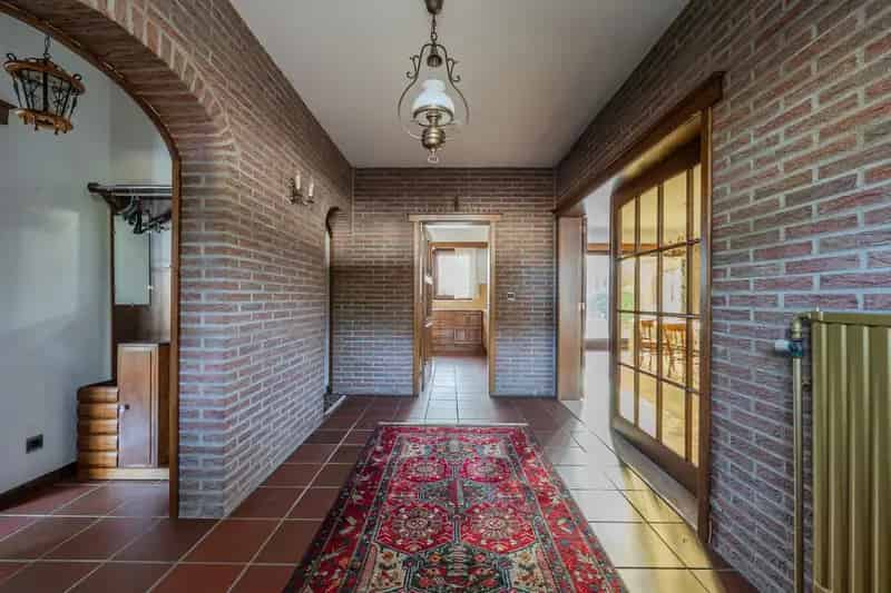 Laagbouwvilla met 3 slaapkamers op perceel grond van 1.831m². Zuidoost georiënteerd.