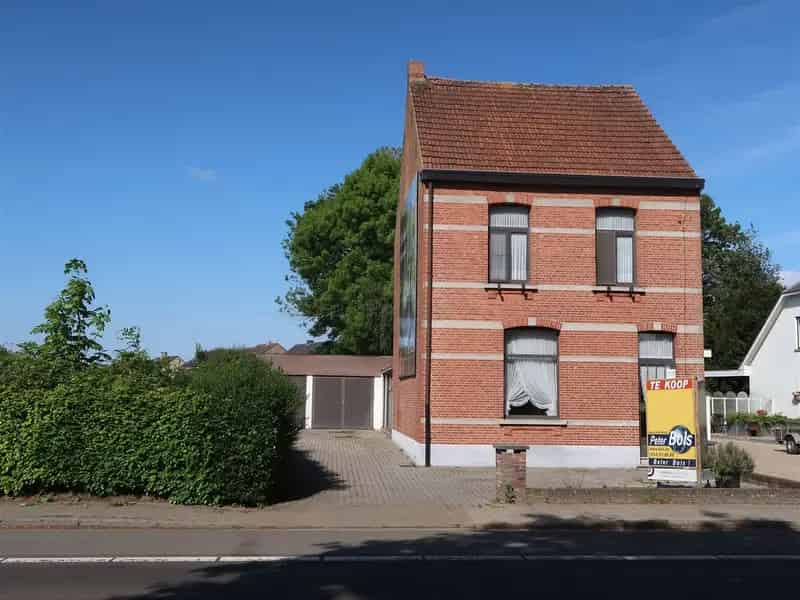 Huis te koop: Charmante woning te renoveren met grote tuin