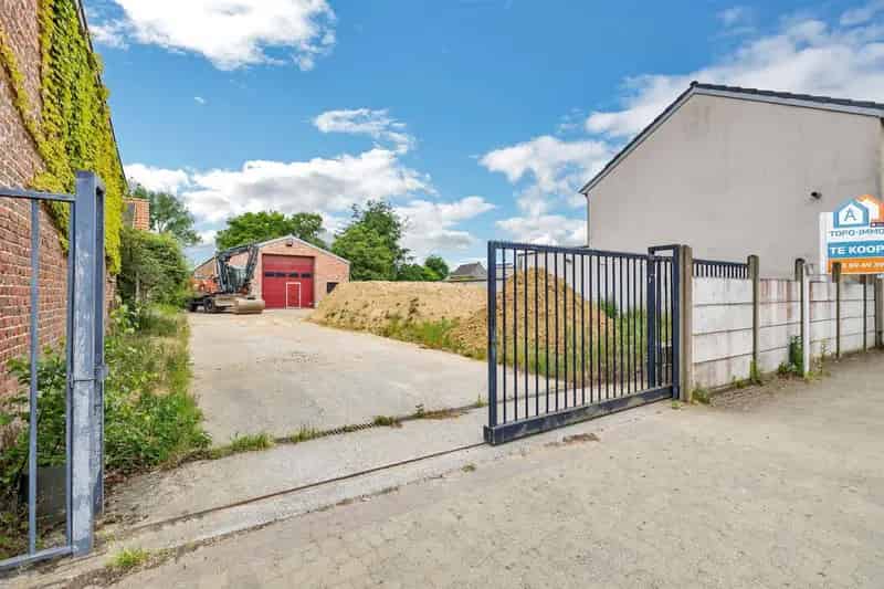 Te renoveren loods met bijhorende percelen