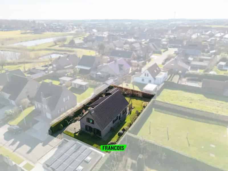 Te renoveren alleenstaande woning  op een centrale doch rustige ligging te Pittem