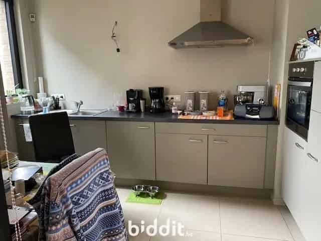 Een appartement gelegen op de 2de verdieping met autobox.