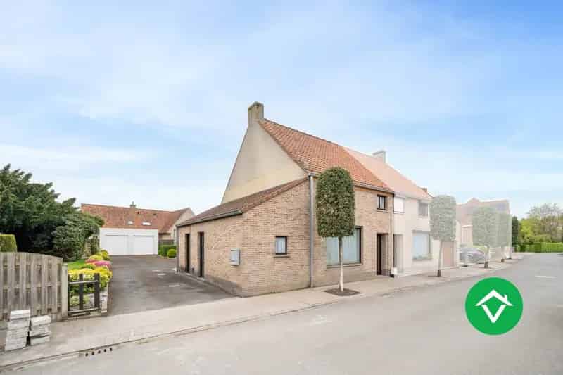 Woning met 3 slaapkamers en dubbele garage in rustige straat te Koekelare