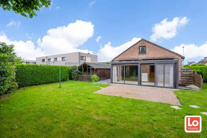 VERKOCHT! Te renoveren gelijkvloerse woning met inpandige garage op een mooie locatie in een rustige doodlopende straat in Lochristi!
