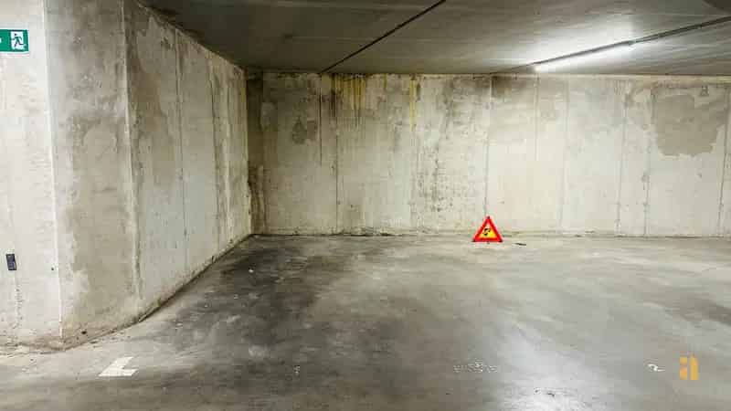 Parkeerplaats in een modern gebouw uit 2016!