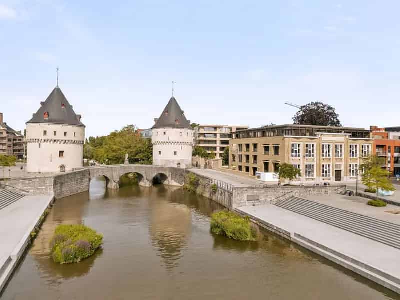 Unieke casco handelsruimte op een topligging aan de Broeltorens in Kortrijk