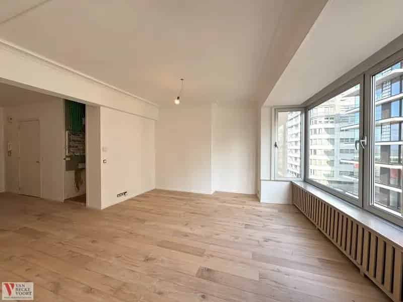 Vernieuwd appartement met zijdelings zeezicht