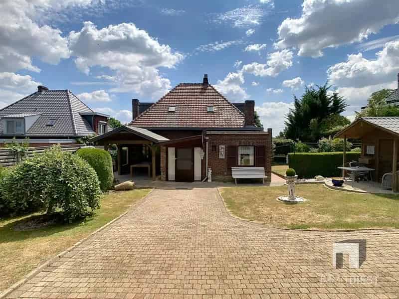 Charme troef in deze te renoveren eengezinswoning op 6a 84ca op de baan van Diest naar Scherpenheuvel.