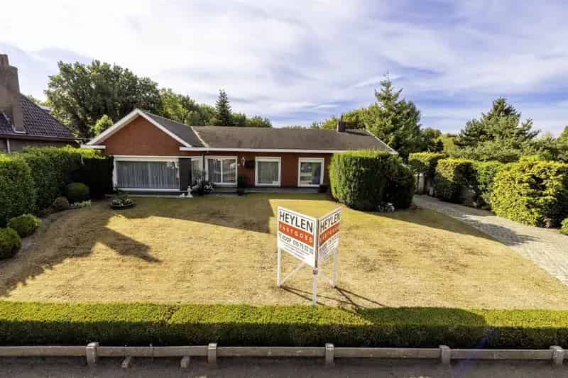 Gelijkvloerse woning met 4 slaapkamers en bijgebouw