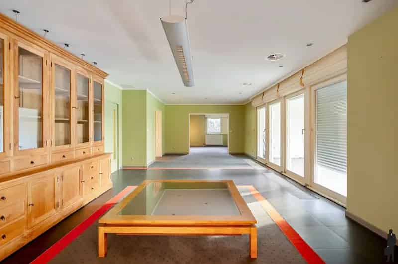 Een volledig te renoveren gelijkvloerse villa (heden kantoor) op ca. 2.438 m²