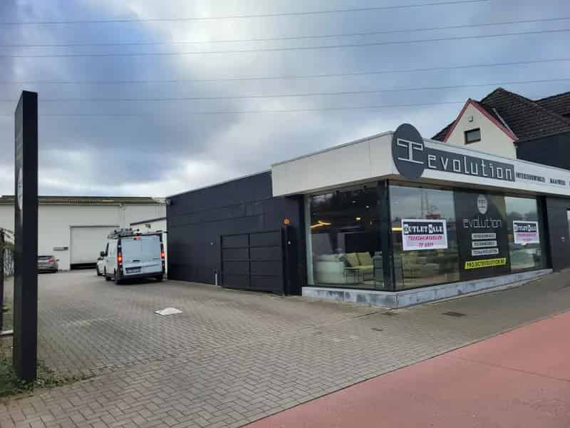 Te huur showroom met magazijn op zicht locatie