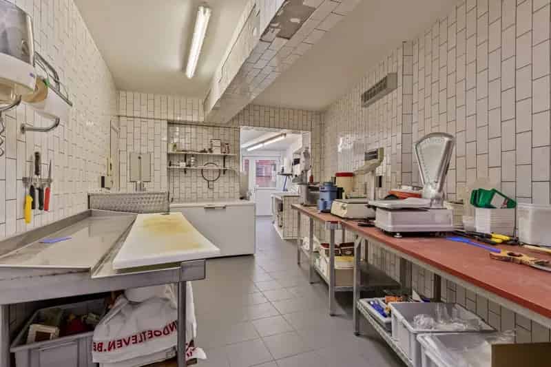 Ruime handelswoning met 6 SLPKS en garage in Mol-centrum !