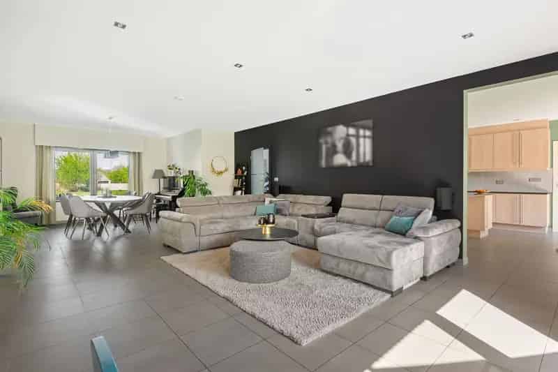 Ruime gezinswoning (383 m²) met 5 slaapkamers, zuid gerichte tuin en inpandige garage te koop!
