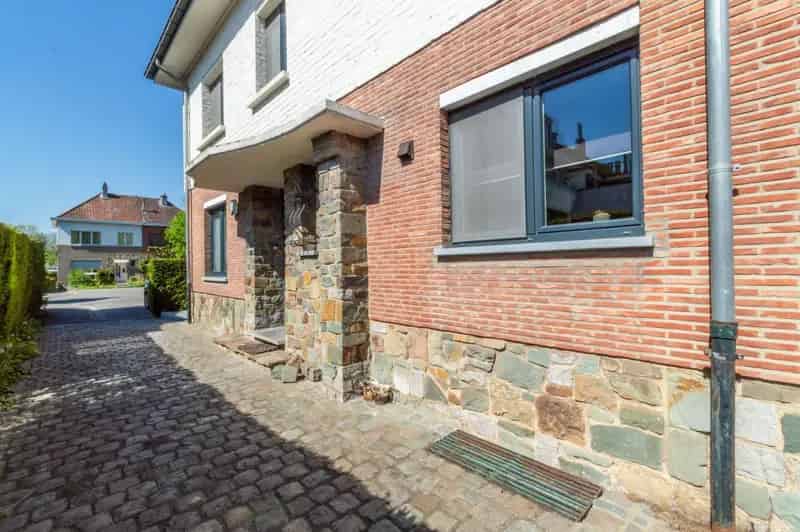 Ruime en goed onderhouden driegevel-woning met 3 slaapkamers, 2 terrassen, tuin, garage en oprit met plaats voor meerdere wagens