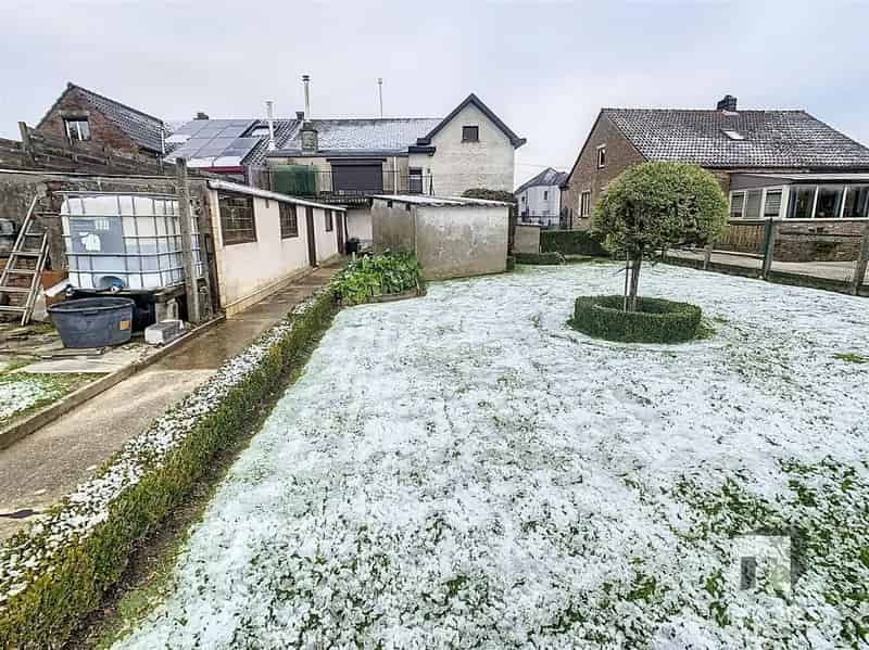 Op te knappen split-level woning te Halen
