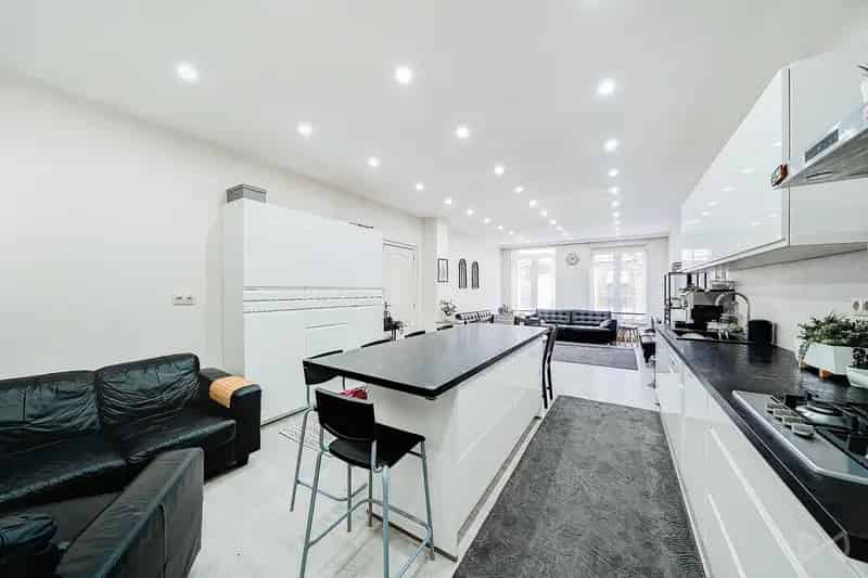Appartementsgebouw met zeven slaapkamers in Saint-josse-ten-noode