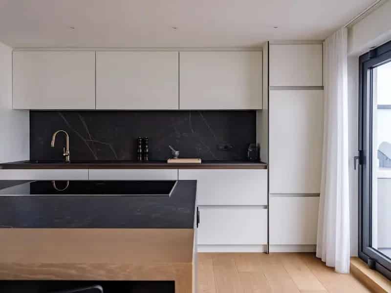 Gent centrum. Hoogwaardig gerenoveerde en stijlvolle penthouse met een bewoonbare oppervlakte van 175m2, twee ruime terrassen (29m2 + 15m2) en een garagebox.