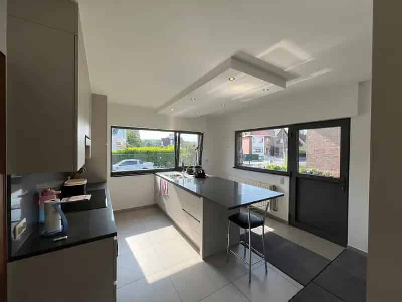 Zeer ruime en kwalitatief gerenoveerde woning nabij centrum