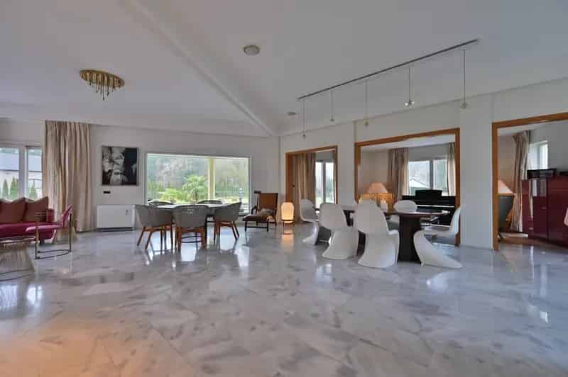 Villa met een uniek, eigentijds ontwerp, fraai gelegen op een perceel van 45a (4.500 m²) in een van de mooiste lanen van Lanaken in villawijk Goudkust te Neerharen