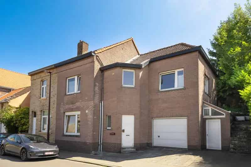 Huis met 4 slpk, van 220 m² en een perceel van 295 m².