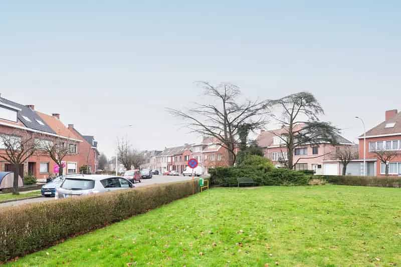 Ruime halfopen bebouwing met vijf slaapkamers