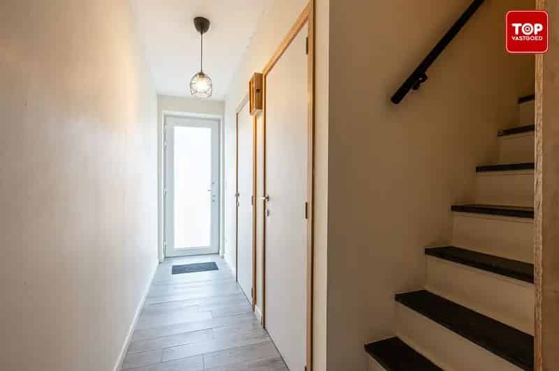 Half open woning met tuin en garage.