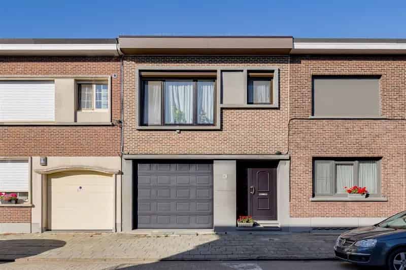Mooi ingerichte woning met 4 slk, 2 badk en ruime stadstuin in Merksem