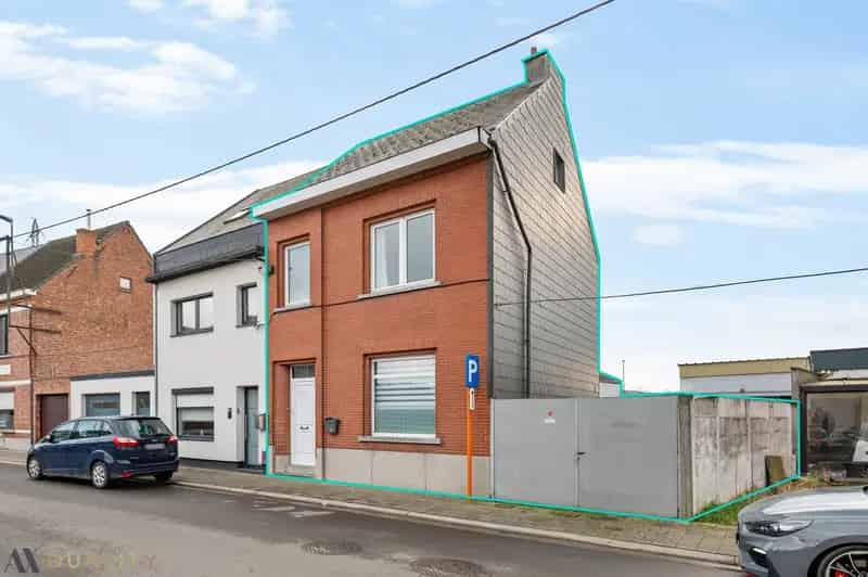 Half-open woning met 3 slpk., oprit, gar., tuin en polyvalente zolderruimte