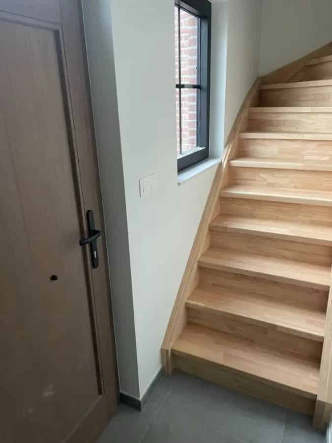 Drie slaapkamer EENGEZINSWONING met garage & tuin
