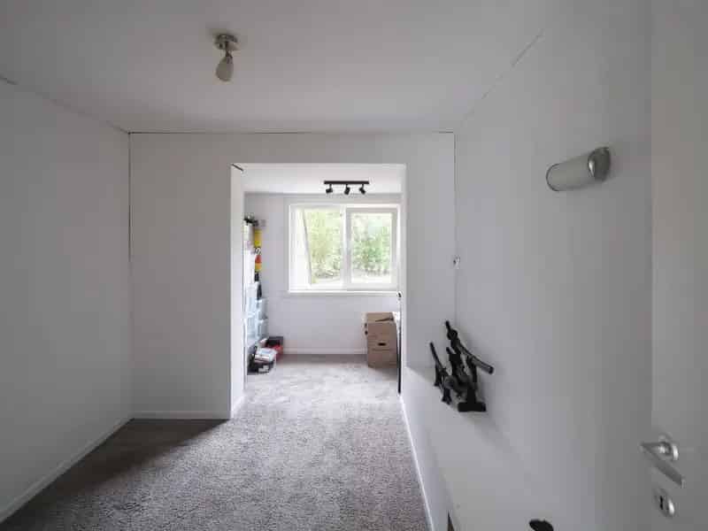 Merelbeke – op een boogscheut van Gent. Gunstig gelegen bel-étage woning (EPC B) met 4 kamers en een aangename tuin op een perceel van 245 m2.