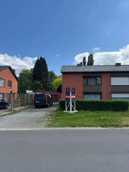 Halfopen gezinswoning met 3 slaapkamers en een grote tuin.