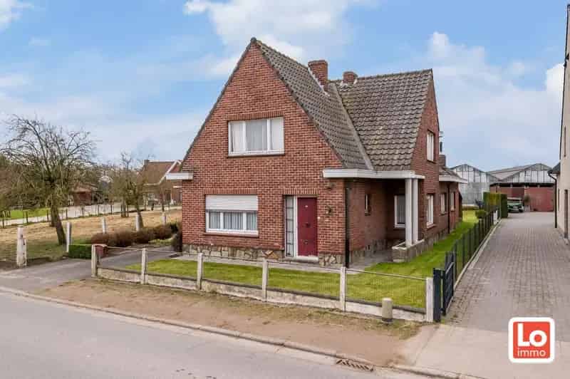 Leuke open te renoveren woning met garage op een mooi perceel en gelegen op een goed bereikbare locatie tussen Lochristi en Oostakker.