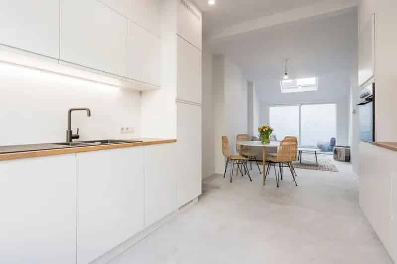 Recent gerenoveerde woning met 3 slaapkamers en zuidgerichte koer in centrum Brugge