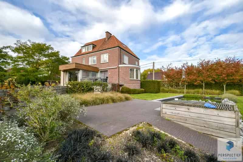 Karaktervolle villa met 5 slpk en atelier op 2291m² te Rollegem