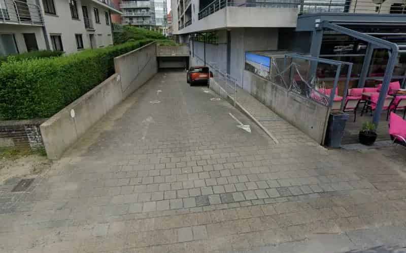 Afgesloten garagebox in centrum Oostduinkerke